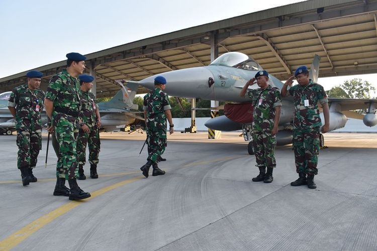 Komandan Lanud Iswahjudi, Marsekal Pertama TNI Samsul Rizal (kedua kiri) memeriksa kesiapan pasukan usai memimpin upacara pemberangkatan dan kesiapan pasukan Pesawat Tempur F-16 beserta kru yang akan berangkat ke Australia mengikuti latihan tempur multinasional, di Lanud Iswahjudi, Magetan, Jawa Timur, Selasa (24/7/2018). Sebanyak delapan unit pesawat tempur F-16 dari Skuadron Udara 3 Lanud Iswahjudi serta penerbang dan ground crew akan mengikuti latihan terbesar angkatan udara Australia Pitch Black yang melibatkan sejumlah negara dan berlangsung 30 Juli hingga 17 Agustus. 