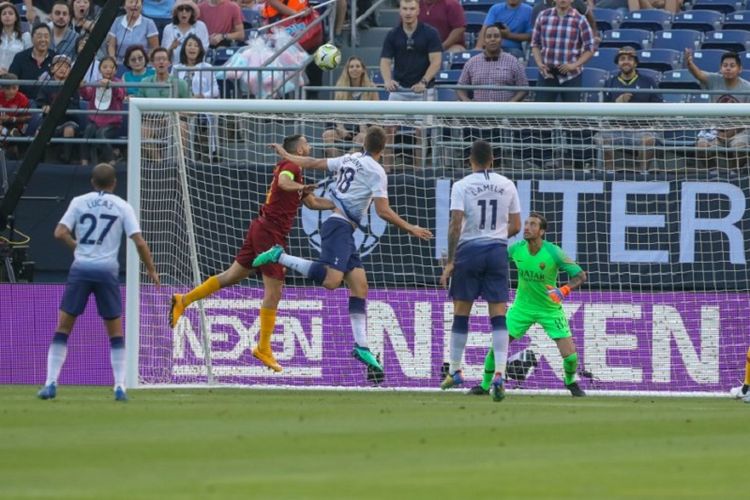 Penyerang Tottenham Hotspur, Fernando Llorente, melakukan sundulan yang membobol gawang AS Roma pada laga International Champions Cup 2018 di California, AS.