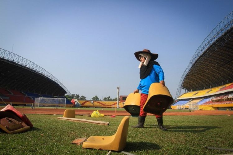 Bersih-bersih Stadion Jakabaring