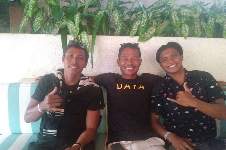 Tiga peselancar Indonesia yang mengikuti Rip Curl Padang Padang, Made Adi Putra (kiri), Mega Semadhi (tengah), dan Agus Setiawan (kanan).