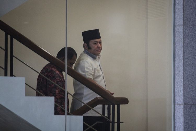 Bupati Lampung Selatan Zainudin Hasan digiring petugas setibanya di gedung KPK, Jakarta, Jumat (27/7). Zainudin Hasan terjaring Operasi Tangkap Tangan (OTT) KPK terkait dugaan suap proyek infrastruktur di Lampung Selatan. 