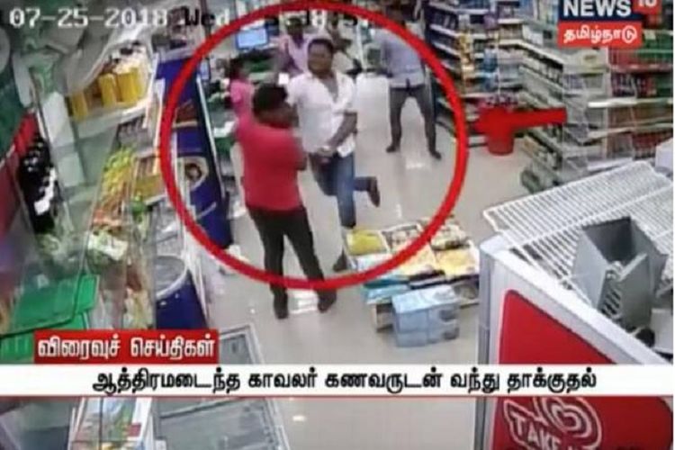 Tangkapan layar ini memperlihatkan saat Dinesh, suami seorang polwan di kota Chennai, India, menghajar seorang karyawan toko swalayan yang memergoki istrinya mencuri beberapa bungkus cokelat.