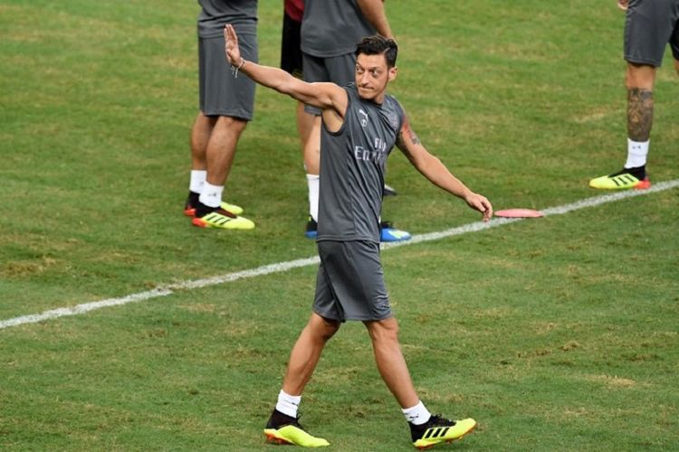 Mesut Oezil melambaikan tangan kepada para suporter yang hadir di Stadion Nasional Singapura pada latihan Arsenal jelang lawan PSG, 27 Juli 2018. 