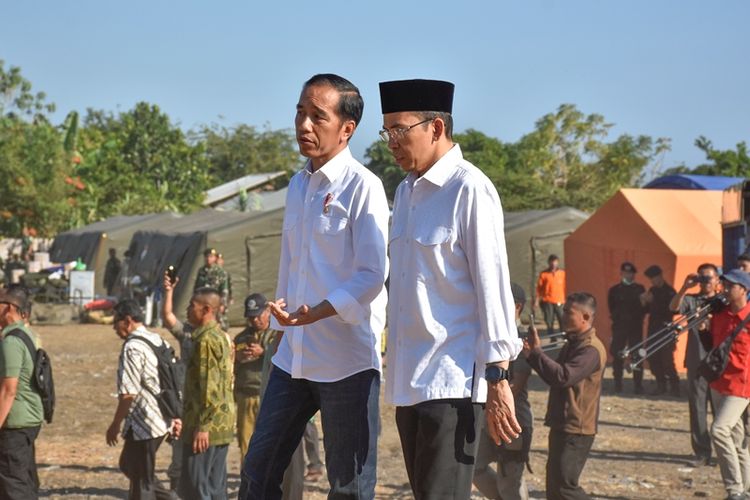 Presiden Joko Widodo (kiri) didampingi Gubernur NTB TGB Zainul Majdi (kanan) mengunjungi pengungsian korban gempa bumi di Desa Madayin, Kecamatan Sambelia, Selong, Lombok Timur, NTB, Senin (30/7/2018). Presiden Jokowi mengatakan pemerintah akan memberikan bantuan untuk perbaikan Rp 50 juta per rumah korban gempa yang mengalami kerusakan. 