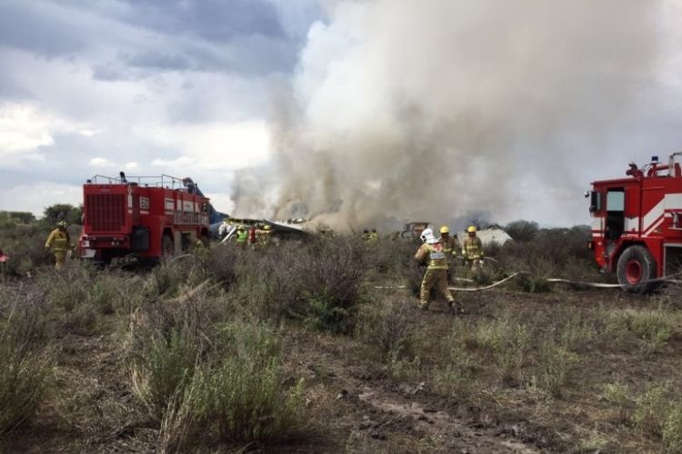 Pesawat milik maskapai Aeromexico mengalami kecelakaan saat melakukan pendaratan darurat usai lepas landas di Durango, negara bagian Durango, Meksiko, Selasa (31/7/2018). (Twitter/PROTECCIÓN CIVIL DGO)