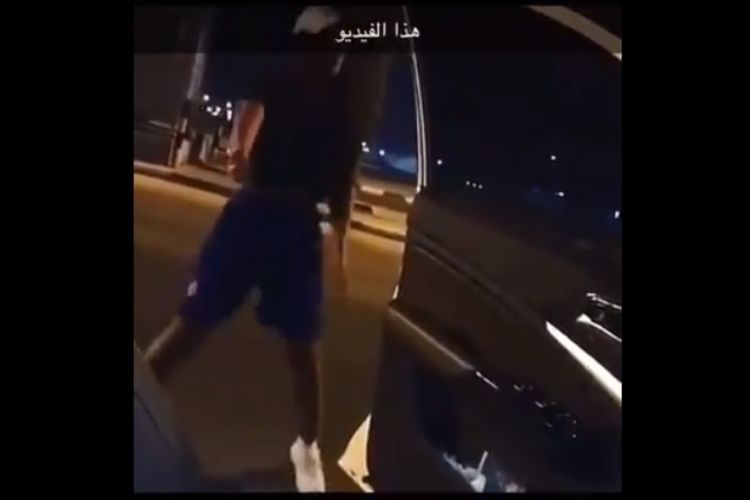 Perempuan di Arab Saudi ditangkap polisi karena melakukan aksi menari Kiki Challenge. (Twitter/iDrac10)