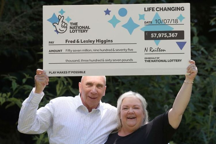 Fred dan Lesley Higgins memenangkan lotre senilai Rp 1 triliun. (Sky News)