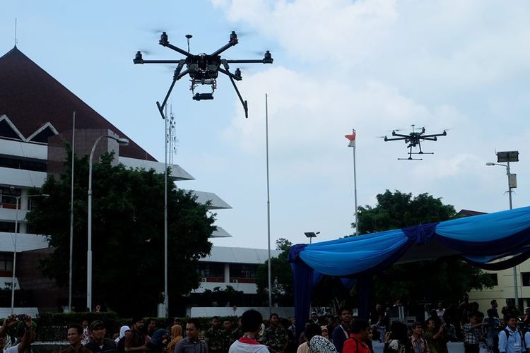 Drone milik Direktorat Topografi TNI Angkatan Darat diterbangkan di Kampus Institut Pertanian Bogor (IPB), Dramaga, Bogor, Jawa Barat, Kamis (5/2/2015). Lembaga ini aktif mengembangkan drone untuk kepentingan pertahanan, salah satunya merancang agar drone bisa dilengkapi senjata api.