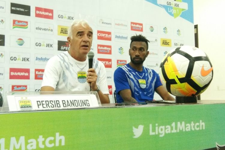 Pelatih Persib Bandung Mario Gomez bersama striker Persib Patrich Wanggai saat menghadiri konferensi pers usai laga kontra Sriwijaya FC, Sabtu (4/8/2018).