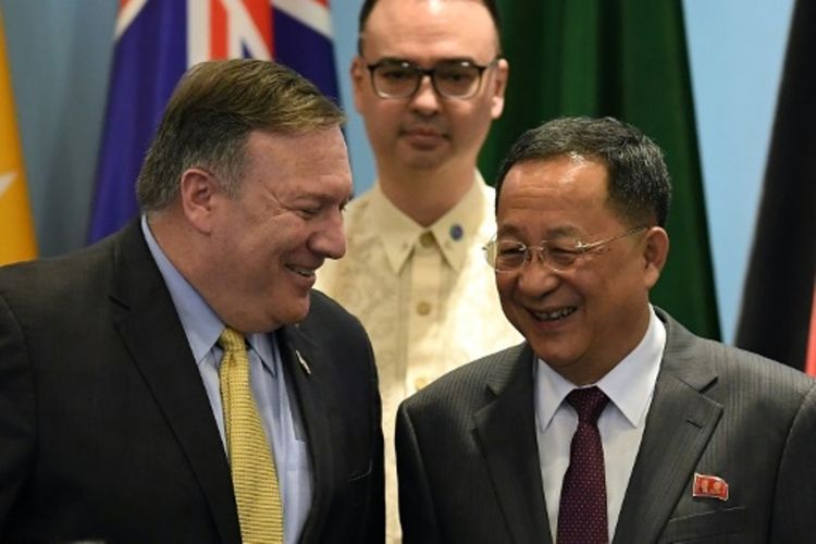 Menteri Luar Negeri AS Mike Pompeo (kiri) berbincang dengan Menteri Luar Negeri Korea Utara Ri Yong Ho (kanan) di Pertemuan Forum Regional Tingkat Menteri ASEAN ke-51 di Singapura, Sabtu (4/8/2018). (AFP/Mohd Rasfan)