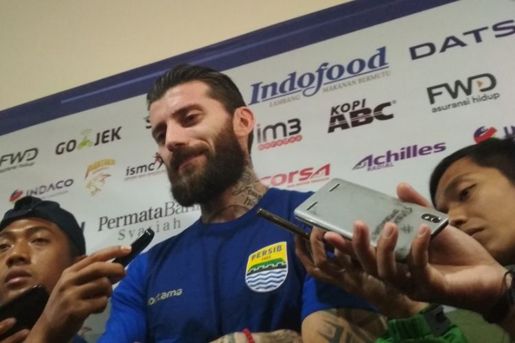 Bek Persib Bandung Bojan Malisic saat ditemui wartawan di Graha Persib, Jalan Sulanajan, beberapa waktu lalu. 