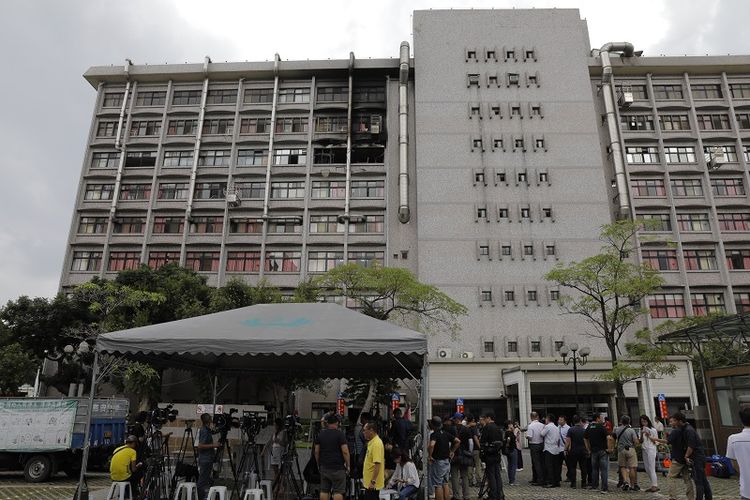 Puluhan jurnalis berkumpul di luar sebuah rumah sakit yang terbakar pada Senin (13/8/2018) pagi di New Taipei, Taiwan. 