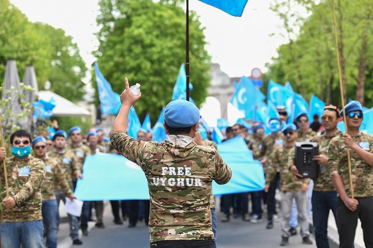 Sejumlah warga etnis Uighur menggelar unjuk rasa di Brussels, Belgia menuntut Uni Eropa mendesak China untuk menghormati hak asasi warga Uighur di wilayah Xinjiang serta meminta penutupan pusat-pusat reedukasi tempat warga Uighur ditahan. 