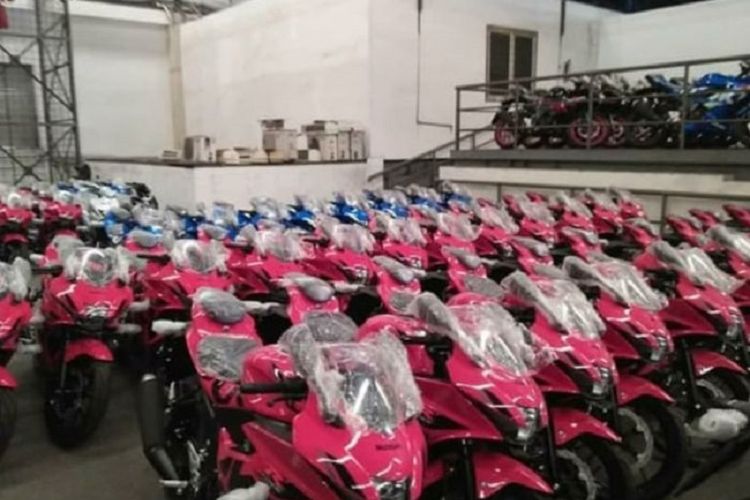 Foto deretan unit Suzuki GSX-R150 berwarna pink yang menyebar di media sosial.