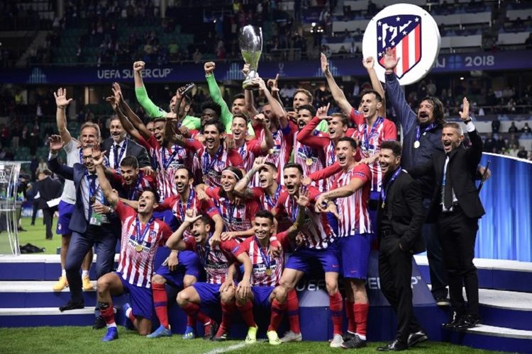 Para pemain Atletico Madrid merayakan gelar Piala Super Eropa seusai mengalahkan Real Madrid di Talinn, 15 Agustus 2018. 