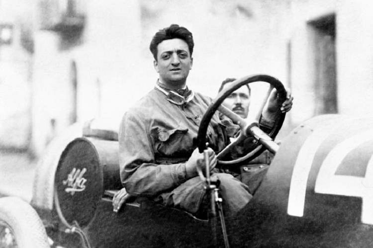 Enzo Ferrari, mantan pembalap yang kemudian mendirikan tim balap Scuderia Ferrari serta merek mobil Ferrari. Merek tersebut menjadi lambang mobil mewah prestisius dunia saat ini.