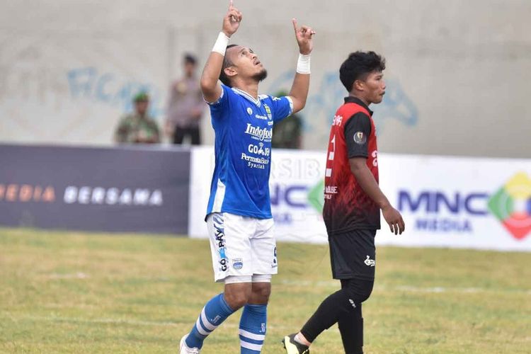 Striker Persib Bandung Airlangga Sucipto saat melakukan selebrasi usai mencetak gol ke gawang PSKC Cimahi dalam babak 128 besar Piala Indonesia di Stadion Wiradadaha, Tasikmalaya, Rabu (15/8/2018). Persib lolos ke babak 64 besar usai menang 2-1 atas PSKC Cimahi. 
