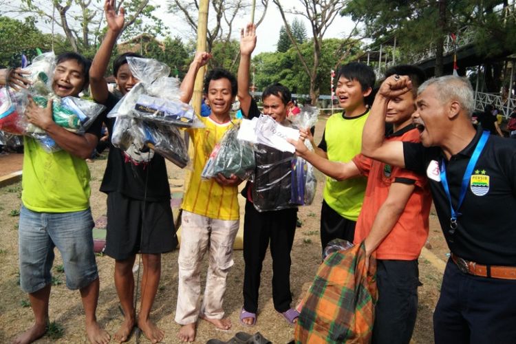 Siswa tunanetra saat merayakan kemenangan usai mendapat hadiah dari lomba panjat pinang yang digelar Yayasan Panti Sosial Bina Netra (PSBN) Wyataguna, Bandung, Jumat (17/8/2018). 
