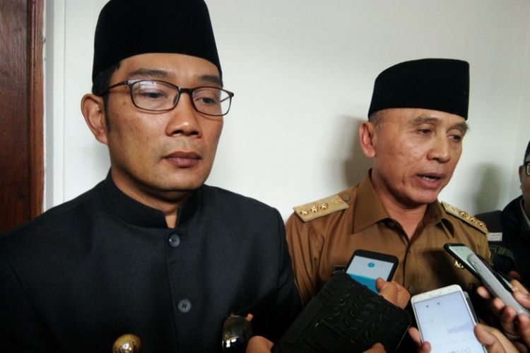 Gubernur Jabar terpilih Ridwan Kamil bersama Penjabat Gubernur Jabar M Iriawan saat ditemui seusai menggelar rapat di Gedung Sate, Jalan Diponegoro, Senin (20/8/2018).