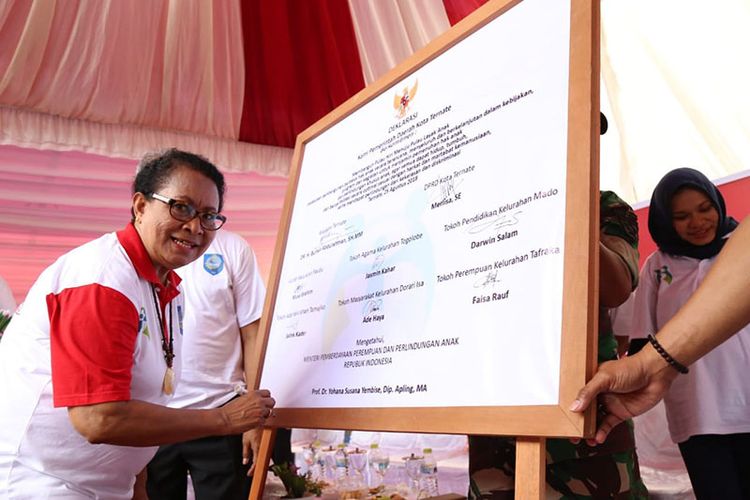 Menteri PPPA Yohana Yembise terlihat gunakan sepeda motor dalam kunjungan ke Ternate, Maluku Utara mendeklarasikan Hiri sebagai Pulau Layak Anak, Sabtu (25/8/2018)