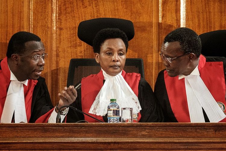 Dalam foto yang diambil pada 14 November 2017 ini terlihat Wakil Mahkamah Agung Kenya Philomena Mwilu (tengah) bersama Ketua Mahkamah Agung David Maraga (kanan) dalam sidang terkait pembatalan pemiliihan presiden ulangan di Nairobi.