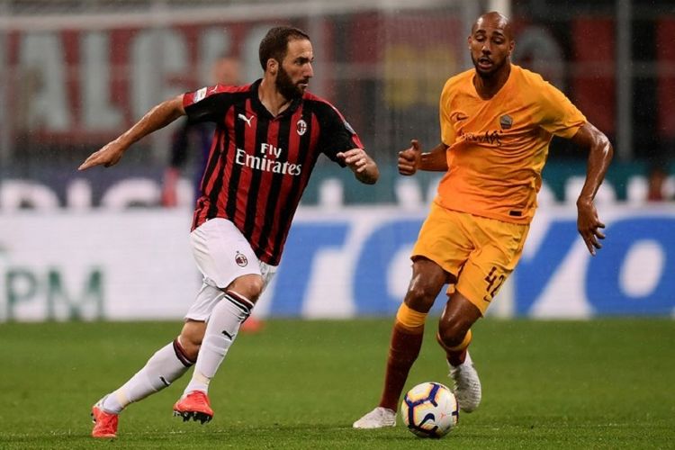 Gonzalo Higuain mencoba melewati penjagaan Steven Nzonzi dalam laga AC Milan vs AS Roma pada pertandingan pekan ketiga Serie A di San Siro, 31 Agustus 2018. 