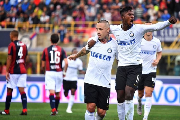 Radja Nainggolan dan Keita Balde merayakan gol Inter Milan ke gawang Bologna pada pertandingan Serie A di Stadion Renato DallAra, 1 September 2018. 