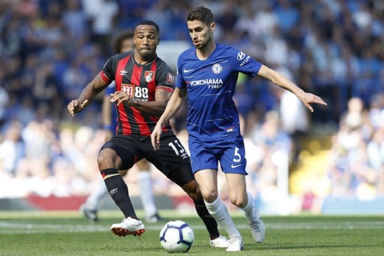 Jorginho dibayang-bayangi Callum Wilson saat Chelsea menjamu AFC Bournemouth pada pertandingan Premier League di Stadion Stamford Bridge, 1 September 2018. 