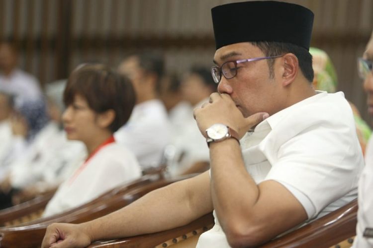 Wali Kota Bandung Ridwan Kamil tak kuasa menahan haru saat menggelar rapat terakhir bersama para pegawainya di Balai Kota Bandung, Selasa (4/9/2018).
