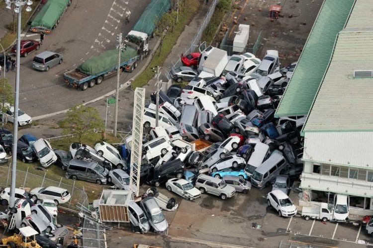 Gambar yang diambil dari helikopter pada Rabu (5/9/2018) ini menunjukkan mobil saling tumpang tindih di tumpukan karena angin kencang di Kobe, prefektur Hyogo. Topan Jebi telah menghantam pantai barat Jepang dan sejauh ini menewaskan 11 orang. (AFP/Jiji Press)