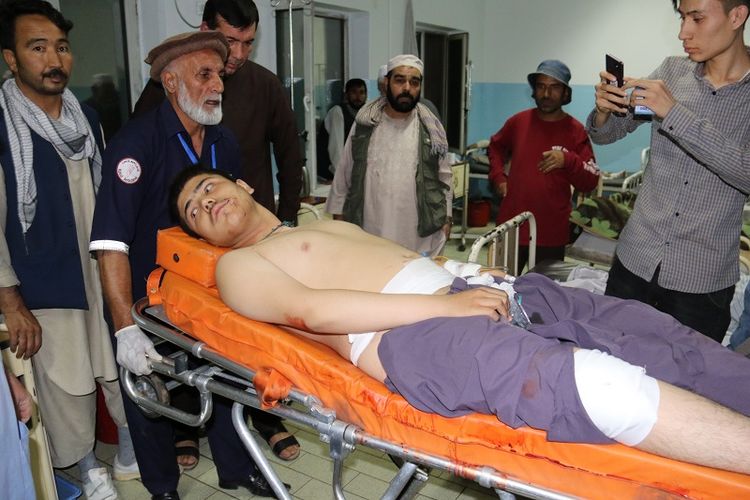 Seorang pria korban bom bunuh diri yang mengguncang sebuah arena gulat di Kabul, Afghanistan, Rabu (5/9/2018), mendapatkan perawatan garatis dari obat ruma.