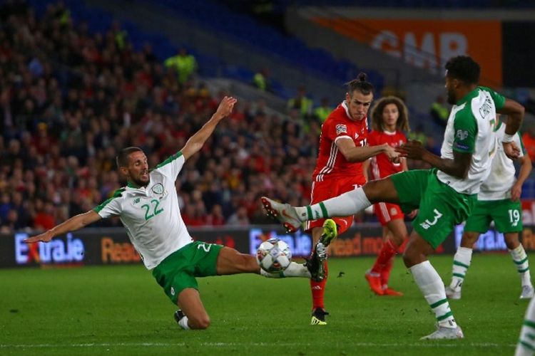 Penyerang Wales, Gareth Bale, melepas tembakan di antara para pemain belakang Irlandia dalam pertandingan UEFA Nations League di Stadion Cardiff City, 6 September 2018. 