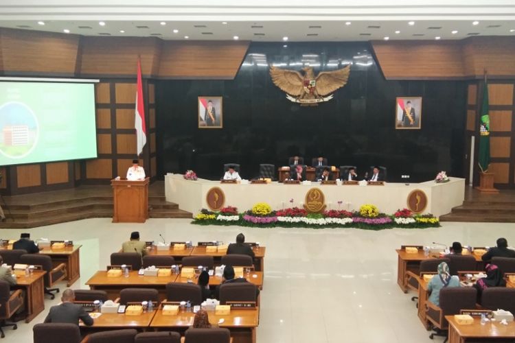 Gubernur Jabar Ridwan Kamil saat memberikan pidato politik perdananya di hadapan anggota DPRD Jabar, Kamis (6/9/2018).