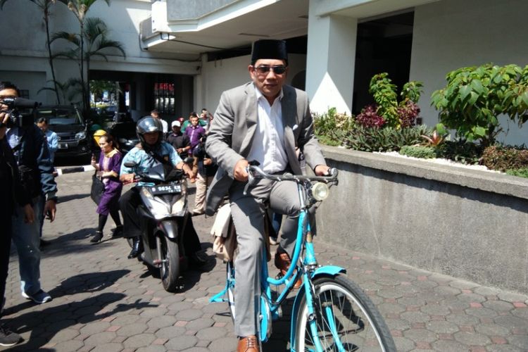 Gubernur Jabar Ridwan Kamil saat bersepeda usai menghadiri acara Kongres Nasional Himpunan Psikolog Indonesia di Hotel Preanger, Bandung, Jumat (7/9/2018).