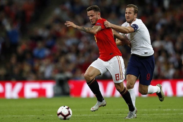 Penyerang Inggris, Harry Kane, mencoba mengejar bola yang dikuasai gelandang Spanyol, Saul Niguez, pada pertandingan UEFA Nations League di Wembley, 8 September 2018.