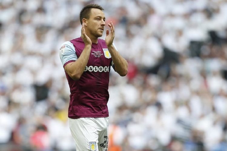 John Terry membalas dukungan suporter Aston Villa seusai laga play-off versus Fulham di Wembley, 26 Mei 2018.  