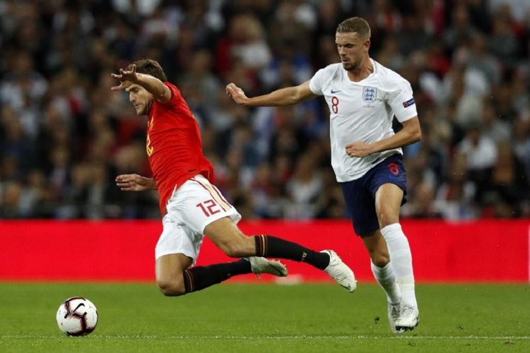 Marcos Alonso dilanggar Jordan Henderson pada pertandingan Inggris vs Spanyol dalam lanjutan UEFA Nations League di Wembley, 8 September 2018. 