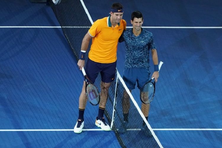 Juan Martin del Potro dan Novak Djokovic berfoto bersama jelang laga final US Open 2018 di New York, 9 September 2018. 
