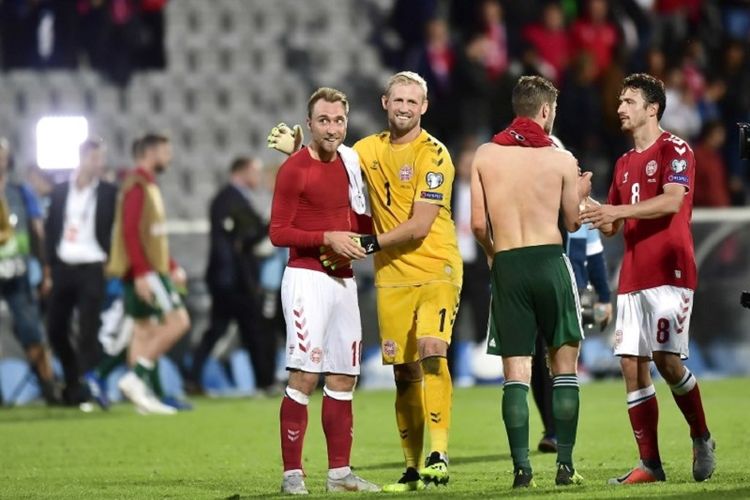 Christian Eriksen dan Kasper Schmeichel merayakan kemenangan Denmark atas Wales pada laga UEFA Nations League di Stadion Ceres Park, 9 September 2018. 