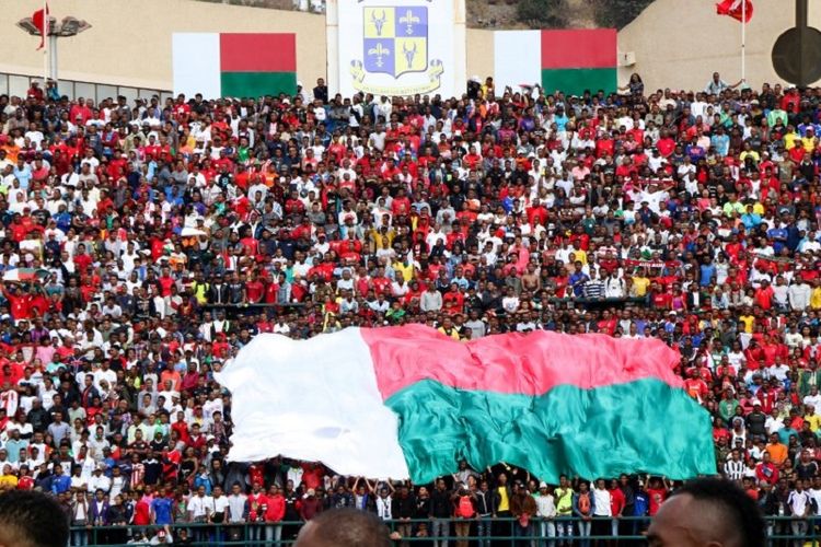 Dukungan suporter tuan rumah pada pertandingan kualifikasi Piala Afrika antara Madagaskar dan Senegal di Antananarivo, 9 September 2018. 