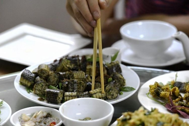 Olahan daging ular di sebuah restoran di Yen Bai, Vietnam. (AFP/Nhac Nguyen)