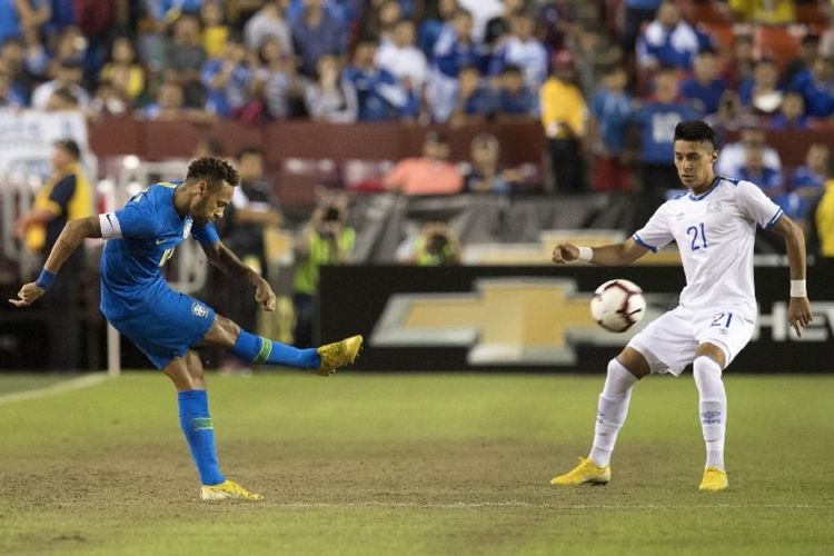 Penyerang asal Brasil, Neymar (kiri), menembak bola dalam penjagaan pemain El Salvador, Bryan Tamacas, pada pertandingan persahabatan, Rabu (12/9/2018).
