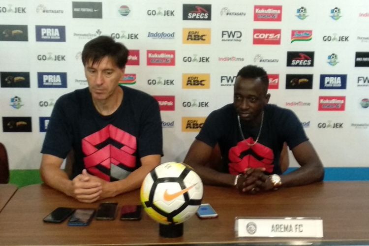 Pelatih Arema FC Milan Petrovic bersama Konate Makan saat menghadiri konferensi pers jelang laga kontra Persib, Rabu (12/9/2018).