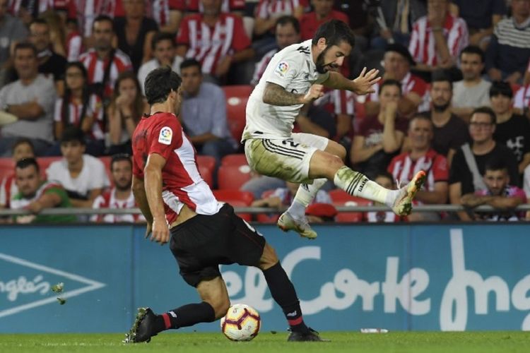 Mikel San Jose menghentikan laju Isco pada laga Athletic Bilbao vs Real Madrid dalam lanjutan pekan ke-4 Divisi Primera La Liga Spanyol di Stadion San Mames, 15 September 2018. 
