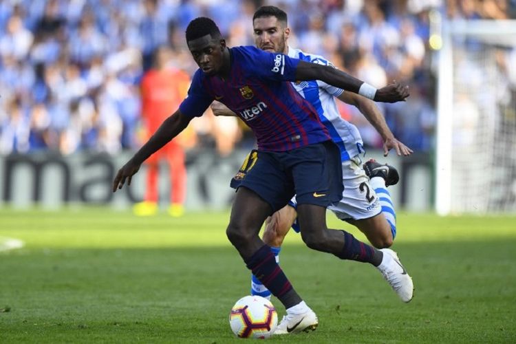 Ousmane Dembele dibayang-bayangi Joseba Zaldua pada laga Real Sociedad vs Barcelona dalam lanjutan Divisi Primera La Liga di Stadion Anoeta, 15 September 2018. 