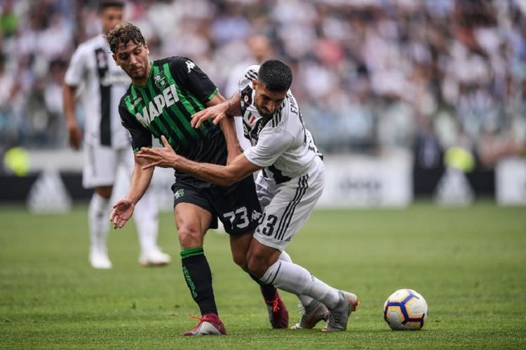 Manuel Locatelli dan Emre Can berduel dalam laga Juventus vs Sassuolo pada lanjutan Serie A di Turin, 16 September 2018. 