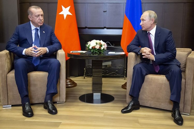 Presiden Turki Recep Tayyip Erdogan dan Presiden Rusia Vladimir Putin bertemu di Sochi, Rusia, Senin (17/9/2018) untuk membahas perkembangan terakhir di Idlib, Rusia.