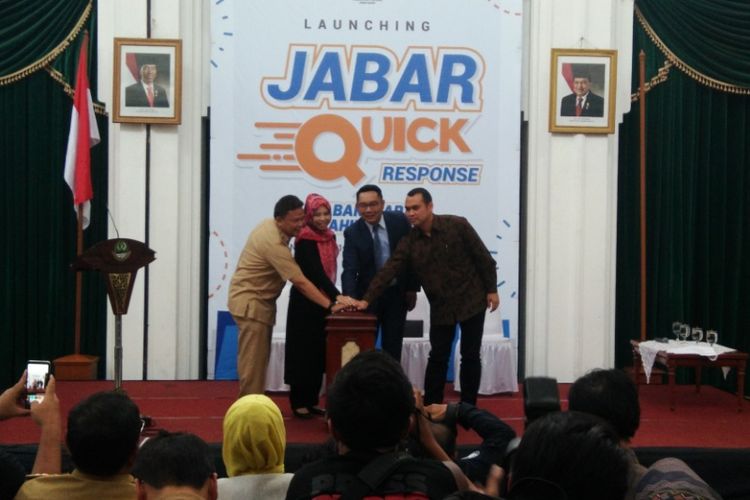 Gubernur Jabar Ridwan Kamil saat menekan tombol sirine dalam acara peluncuran program Jabar Quick Response di Gedung Sate, Jalan Diponegoro, Selasa (17/9/2018).