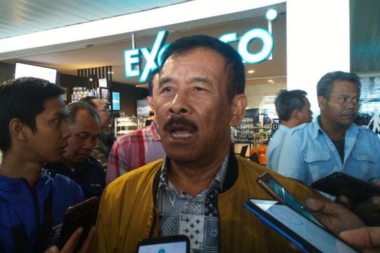 Manajer Persib Umuh Muchtar saat ditemui wartawan di Bandara Husein Sastranegara, Selasa (17/9/2018).