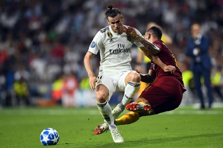 Gareth Bale dijegal Aleksandar Kolarov pada laga Real Madrid vs AS Roma dalam matchday 1 Liga Champions di Stadion Santiago Bernabeu, 19 September 2018. 